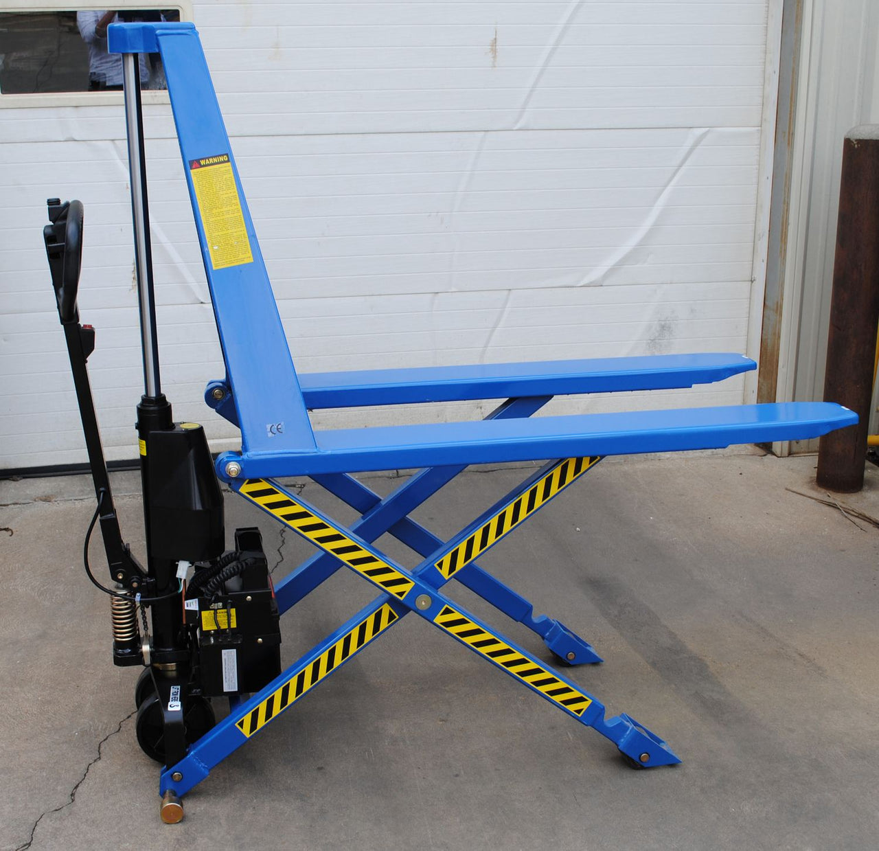 Steel Dual Power Tote Lifter Charger 67 In. x 26-3/4 In. x 50-1/2 In. 2200 Lb. Capacity Blue