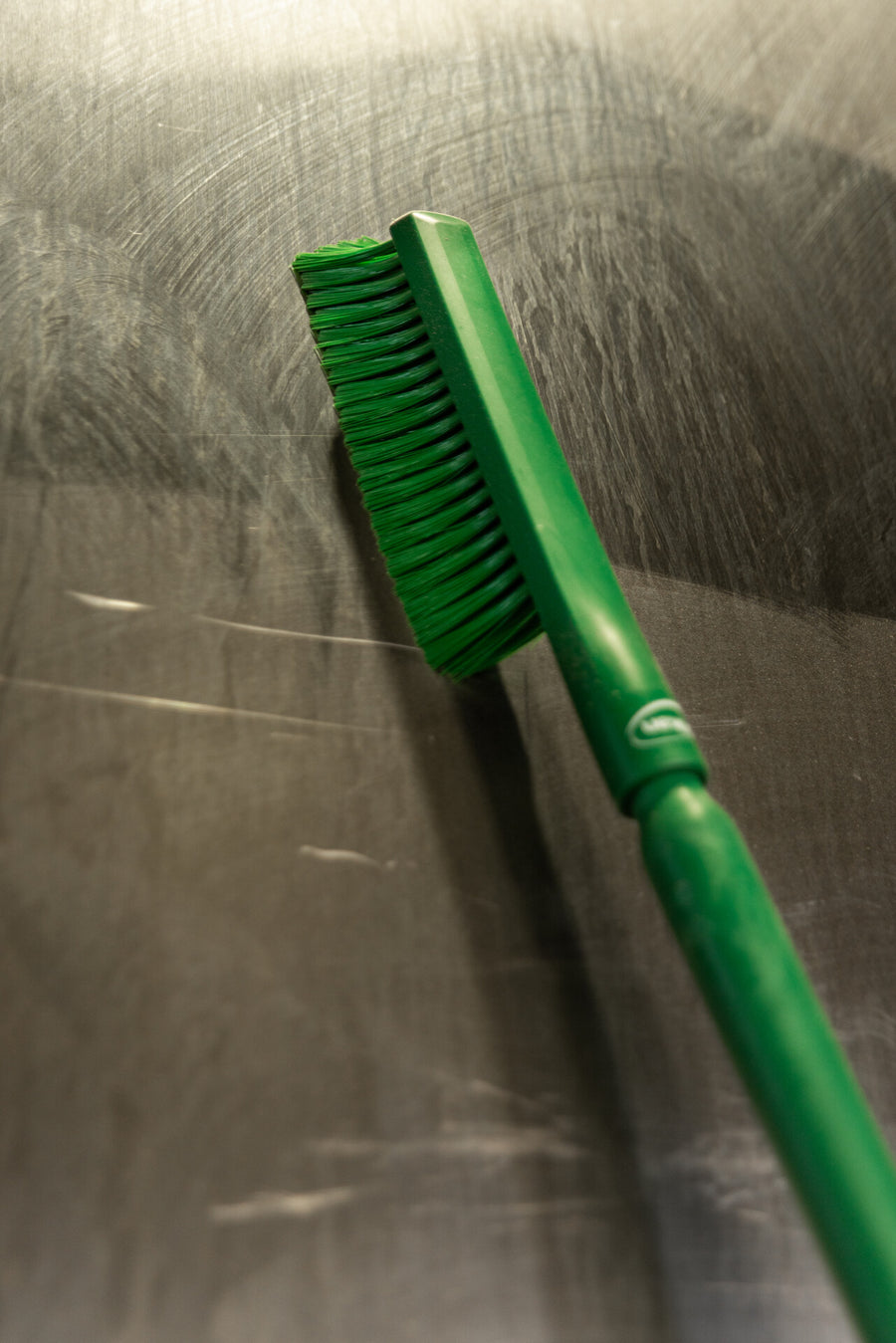 Vikan Dual Reach Brush, Threaded, 10.2", Medium, Green